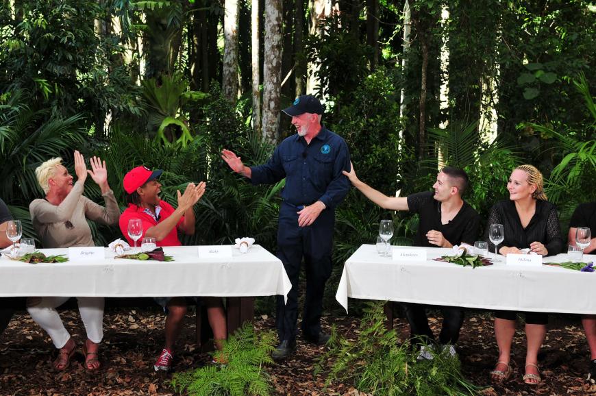 Immer zwei Kandidaten – einer aus jedem Team – treten gegeneinander an. Jeder bekommt die gleiche australische Spezialität serviert, die innerhalb einer Minute gegessen oder getrunken werden muss. Nur das Team, das am Ende die meisten Sterne hat, bekommt die entsprechende Anzahl an Mahlzeiten. Das andere Team geht komplett leer aus und bekommt nur Reis und Bohnen als erste Dschungelmahlzeit.
