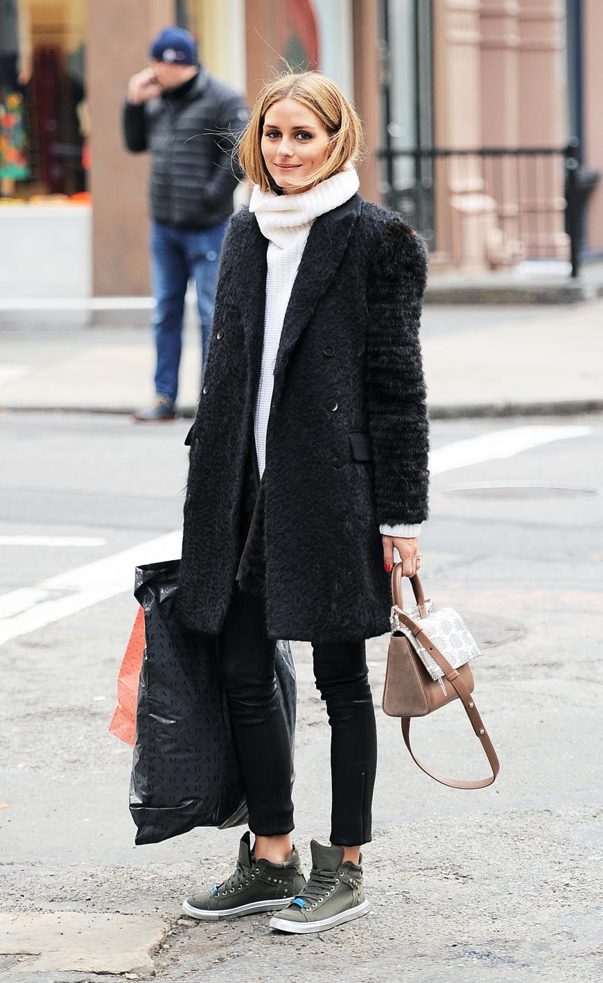 Olivia Palermo trotzt der Kälte New Yorks in dickem Strick und Fell, nur auf Socken hat das It-Girl irgendwie keine Lust. Brrrr...