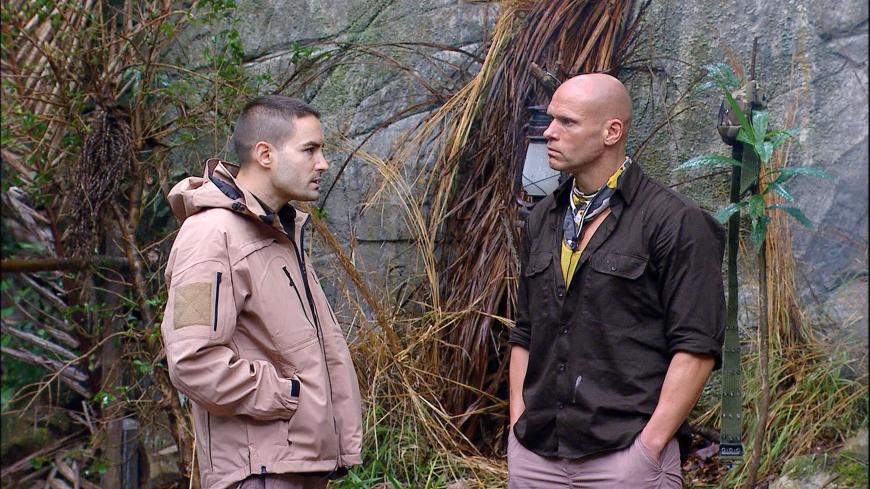 Ein Gespräch unter Männern: Thorsten Legat kann nicht glauben, dass Menderes mit 29 Jahren noch immer Jungfrau ist.