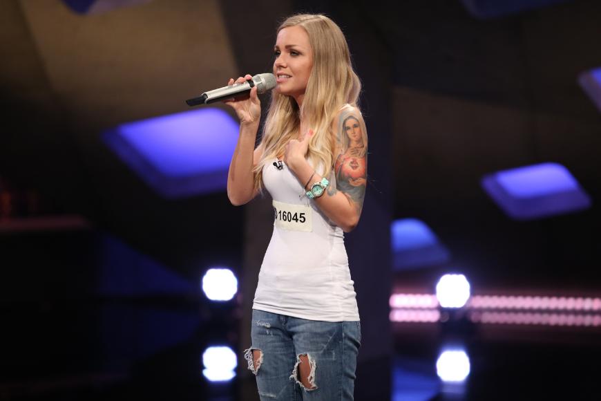 Diese Frau singt nicht so wie sie aussieht: Sandra aus Karlsruhe wählte Helene Fischer statt Heavy Metal.