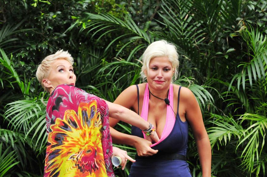 Ohooo! Sonja Zietlow ist Sophia behilflich, als sich eine der Kakerlaken in ihrem Dekolleté verfangen hat ...