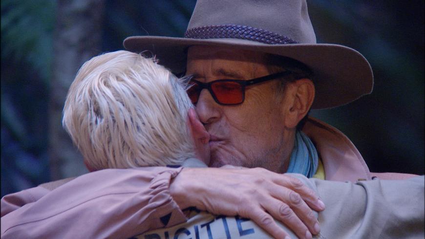 Es ist soweit: Die beiden Camps werden zusammengelegt. Alle „Snake Rock“-Camper machen sich auf den Weg zum „Base Camp“. Rolf Zacher und Brigitte Nielsen liegen sich in den Armen.