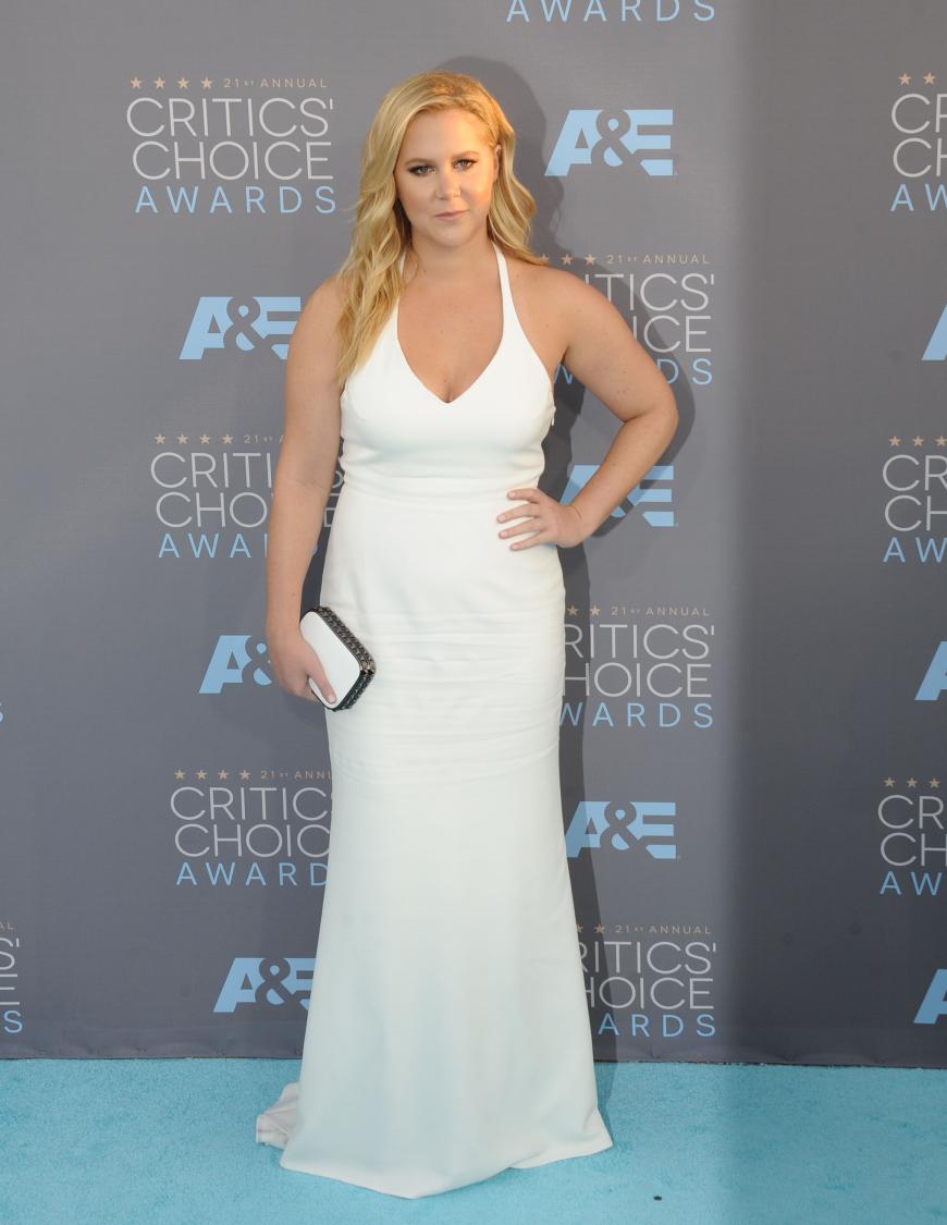 Très elegant kann auch Amy Schumer: Die lustige Blondine räumte nicht nur einen Award ab, sie zeigte sich in einem schlichten weißen Look von Calvin Klein auch noch von ihrer besten Seite.