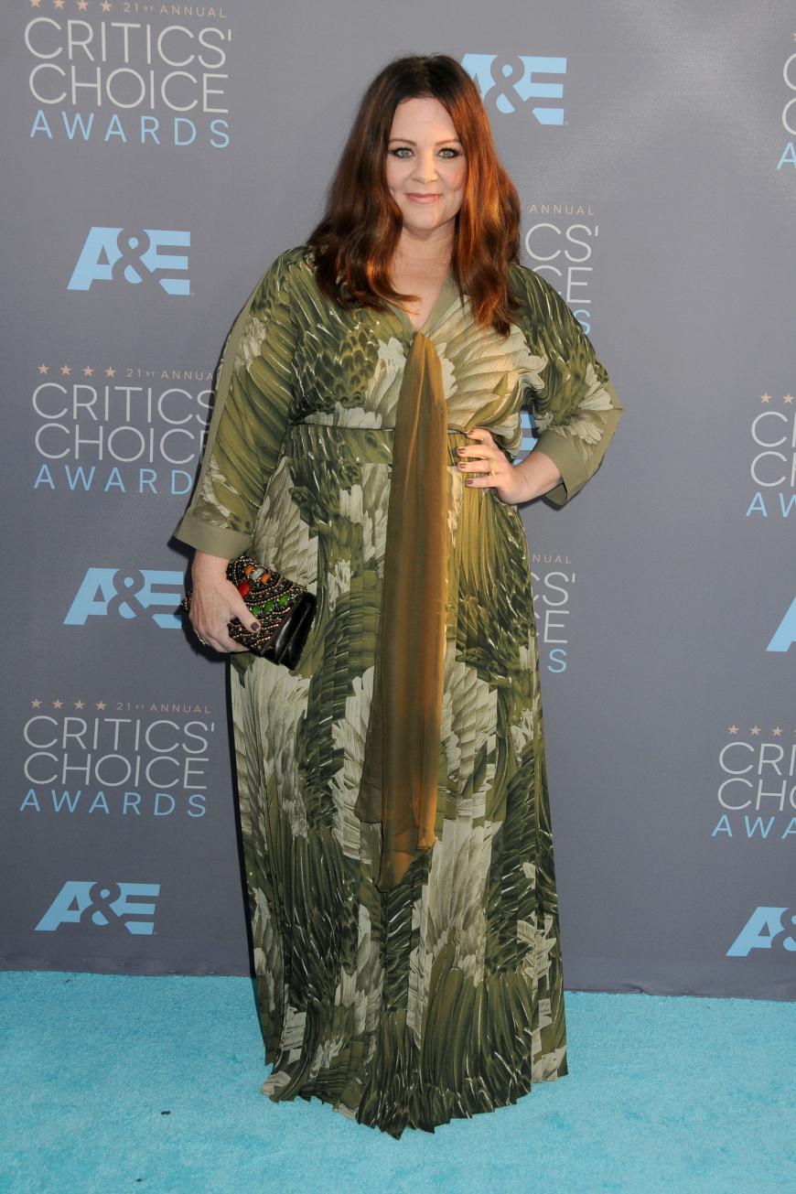 Melissa McCarthy posierte in einem weit fallenden Kleid für die Fotografen. Und das, obwohl die beliebte Schauspielerin doch so sehr abgenommen hat. Wir finden: Melissa steht eine figurbetontere Silhouette einfach noch besser.