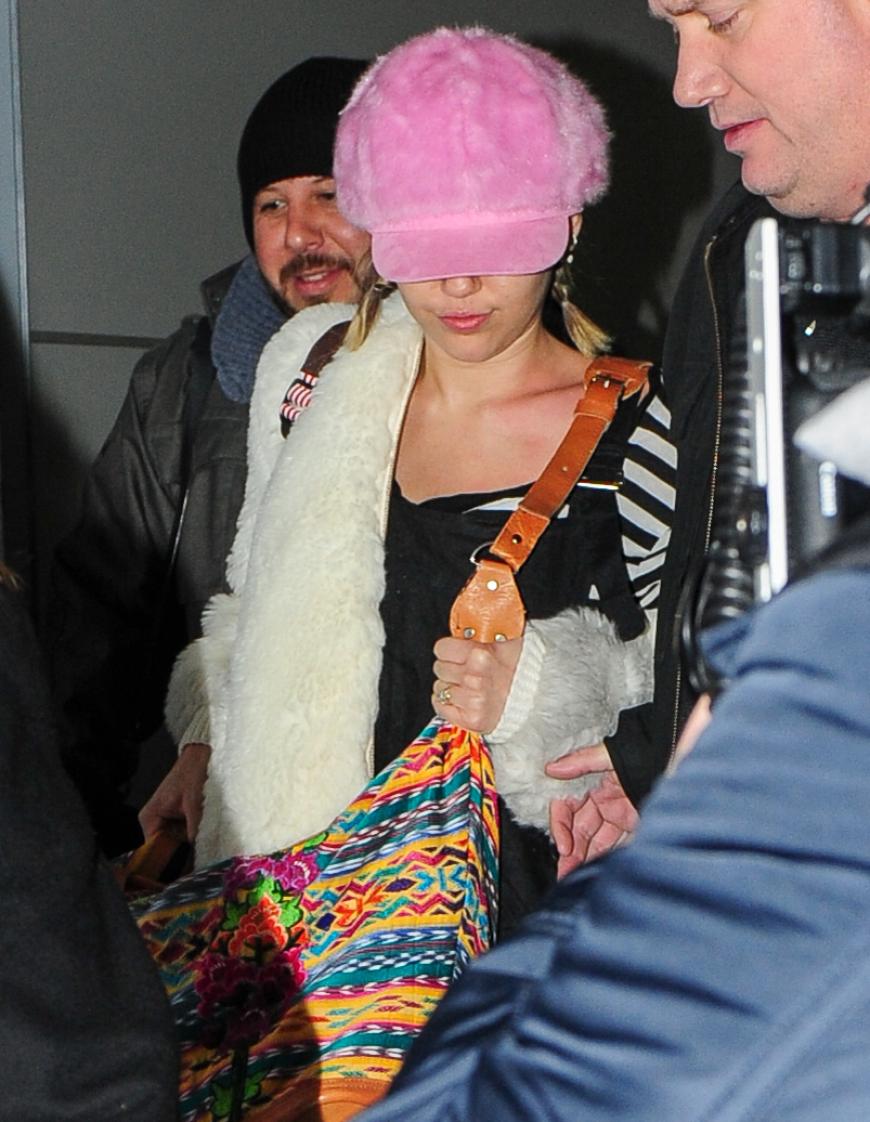 Zeigt Miley Cyrus hier einen Verlobungsring?