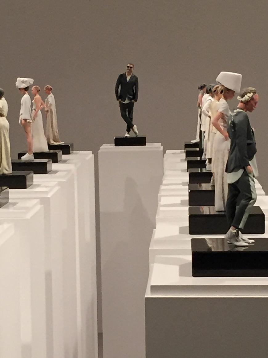 Zu sehen sind 25 cm große 3D-Figuren, allesamt Models seiner Atelier Michalksy Couture-Kollektion.