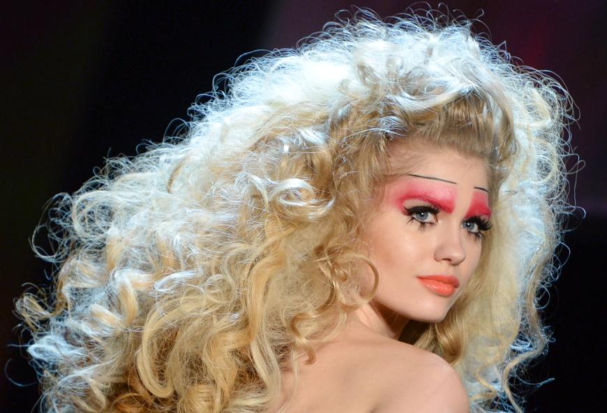 Back to the 80s: Big hair und starkes Augen-Make-up war auf dem Catwalk zu sehen.