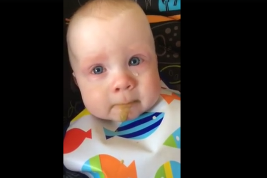 Oh nein! Das kleine Baby Leland reagiert mit Tränen der Rührung, als seine Mutter ihm ein Lied vorsingt.