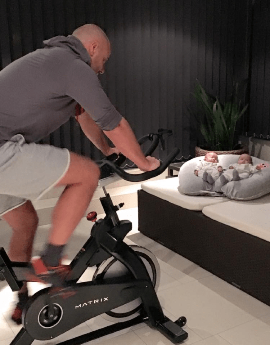 Der frischgebackene Zweifach-Papa strampelt sich auf dem Fahrrad ab, während seine beiden Mädels ihn