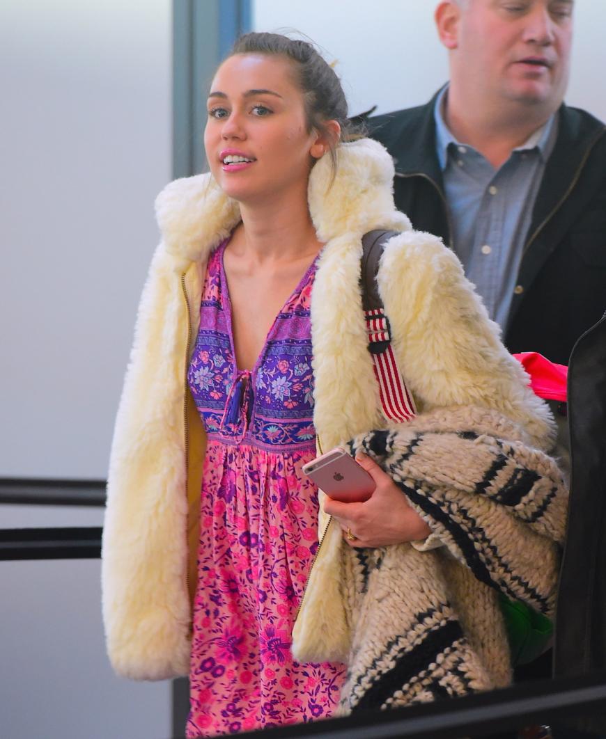 Auch als Miley Cyrus einige Stunden später New York wieder verlässt, ist der Ring noch an ihrem Finger.