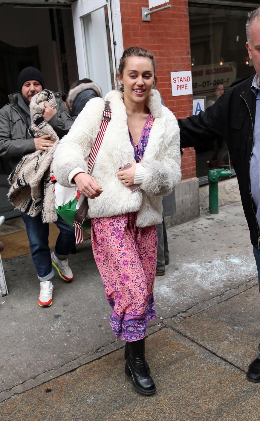 Miley Cyrus soll wieder bei Liam Hemsworth eingezogen sein.