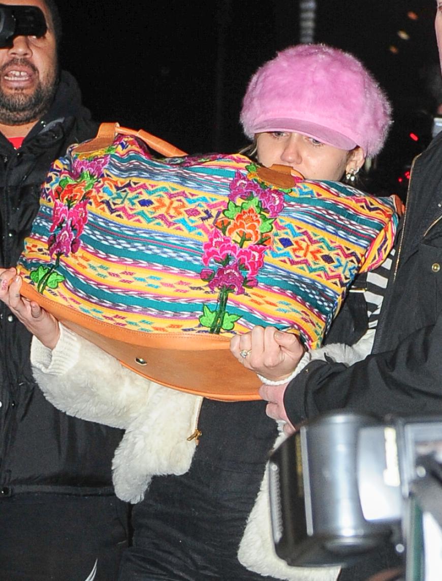 Miley Cyrus wurde mit einem verdächtigen Ring am Flughafen von New York gesehen.