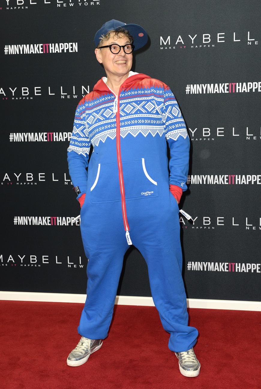 Probier's mal mit Gemütlichkeit: Rolfe Scheider posierte in Onesie, Sneakern und Cap auf dem Red Carpet.