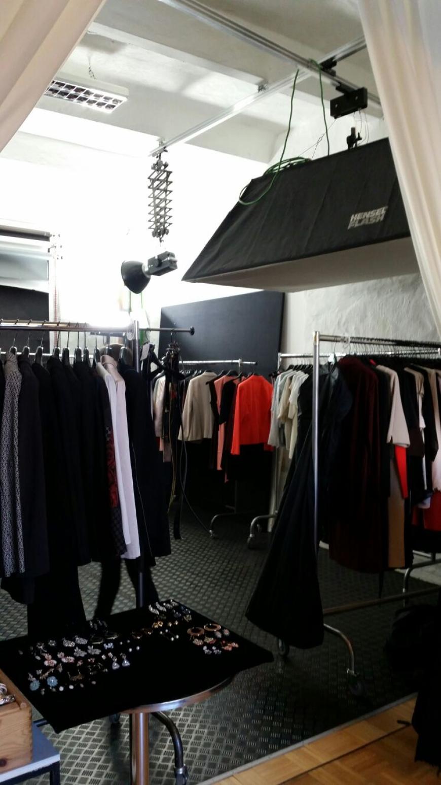 Fitting beim Label minx by Eva Lutz: Hier tummeln sich natürlich auch allerhand Promis wie Xenia Seeberg, Kerstin Linnartz, Lara-Isabell Rentnick, Motsi Mabuse und viele mehr!