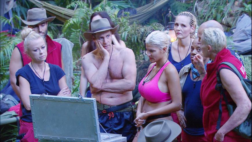 Eine kurze Diskussion entfacht. Brigitte: „Wenn ich mit meinen Girlfriends über Sex spreche, haben immer alle Probleme mit Orgasmus!“ Sophia: „Ich auch!“ Jürgen: „Zwölf Prozent, das ist mir zu wenig. Ich würde A sagen!“ Am Ende kann Jürgen sich nicht durchsetzen und die Gruppe stimmt für Antwort B. Falsch! Und so fischen die VIP-Camper einen Gartenzwerg aus der Kiste. Jenny: „Kann man den kochen?“