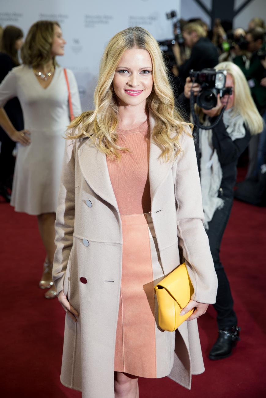 Schauspielerin Jennifer Ulrich in einem zarten Pastell-Outfit