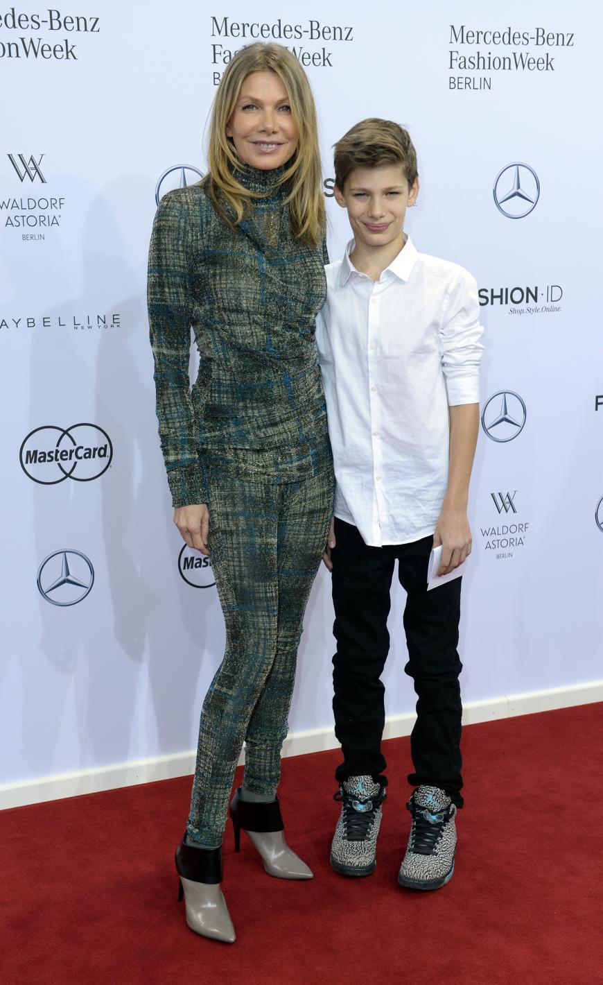 Schauspielerin Ursula Karven mit Sohn Liam bei Riani