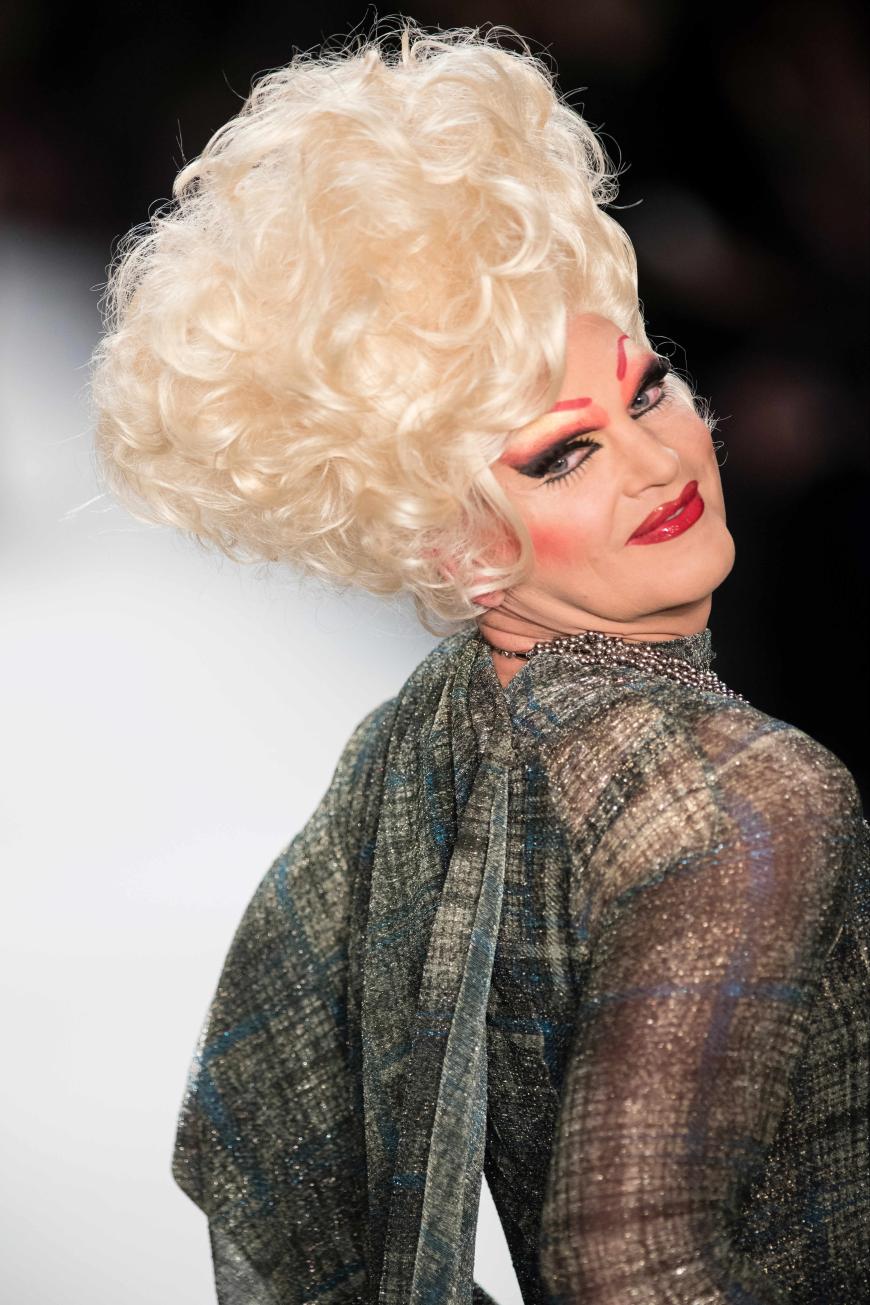 Olivia Jones auf dem Catwalk von Riani