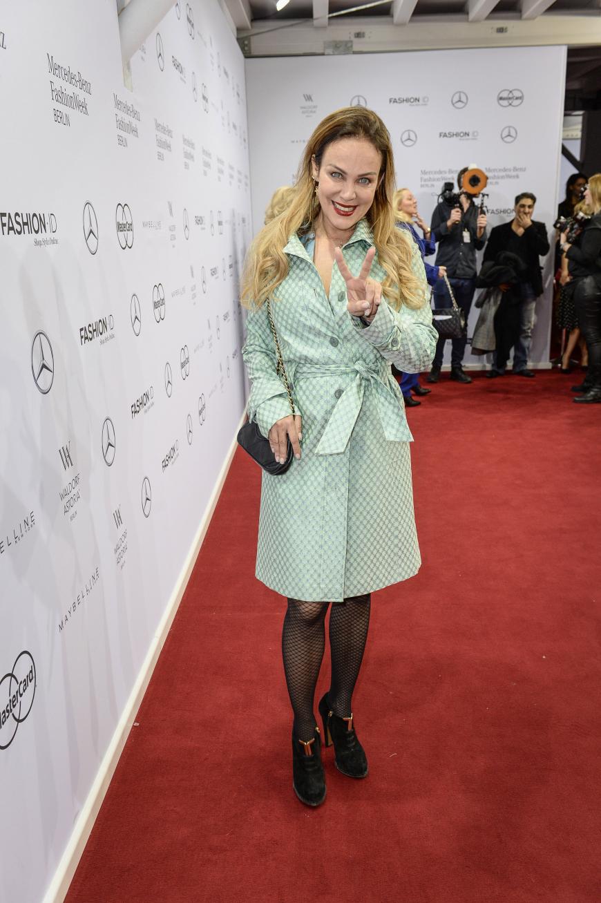 Der Mantel von Sonja Kirchberger ist an sich ganz süß, das Styling allerdings gewöhnungsbedürftig. Schwarze Nylons zu schwarzen Pumps wollen einfach nicht zu dem frühlingshaften Mantel passen.