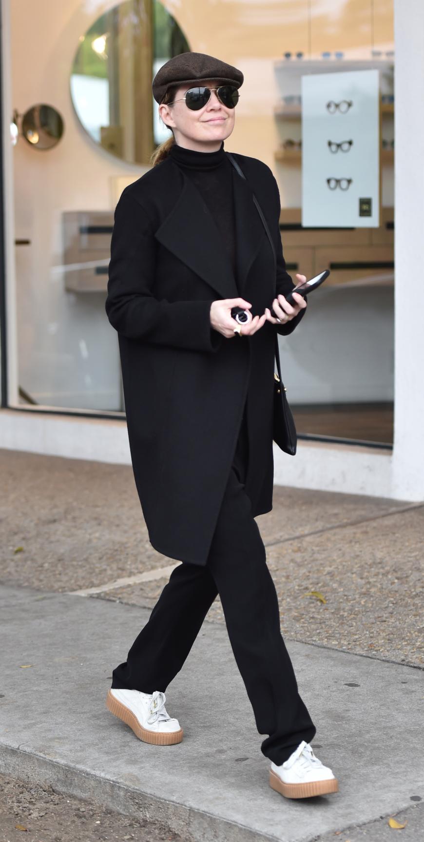 „Grey’s Anatomy“-Star Ellen Pompeo hat den weißen Kittel gegen ein schwarzes Outfit eingetauscht beim Spaziergang in West Hollywood.