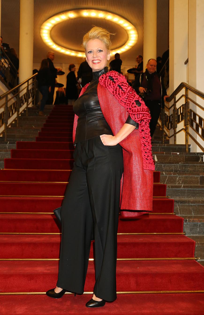 Den Look von Barbara Schöneberger muss man nicht mögen, wir finden den Materialmix aber ganz spannend.