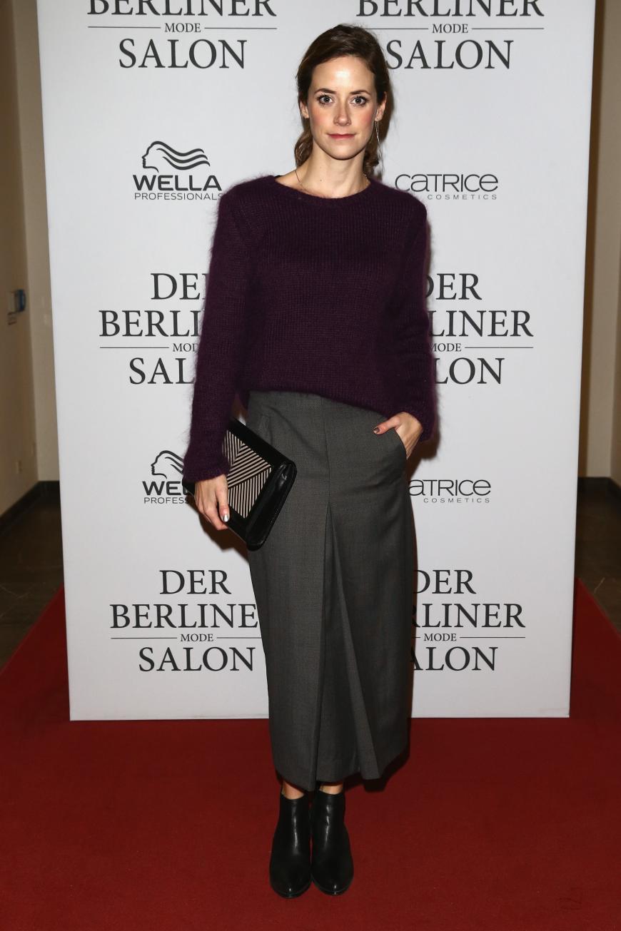 Anja Knauer ganz elegant in einem beerenfarbenen Cashmere Pullover und grauem Hosenrock - we like!