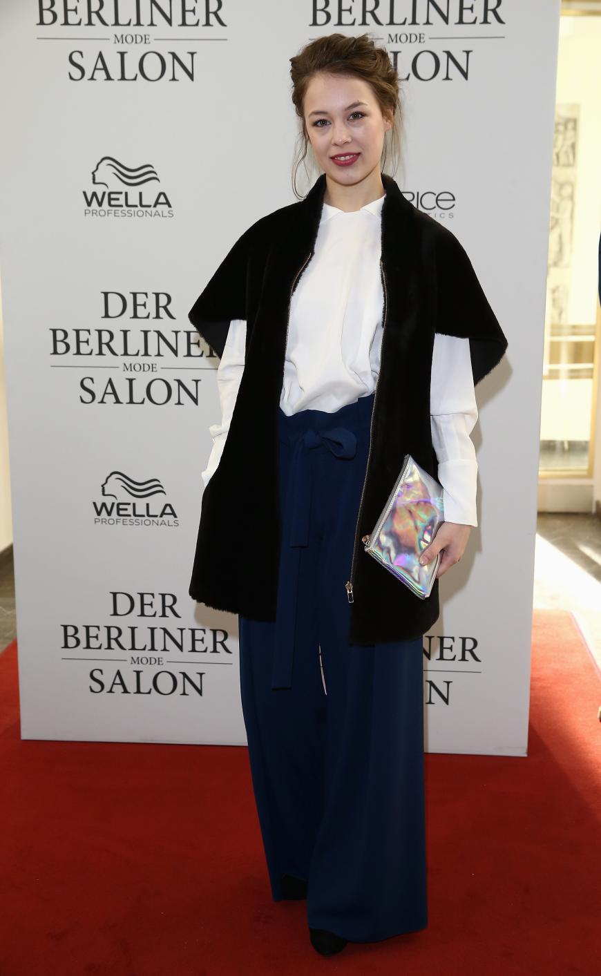 Noch eine deutsche Nachwuchsschauspielerin, die man in Sachen Style auf dem Schirm haben sollte: Paula Beer beim Modesalon.