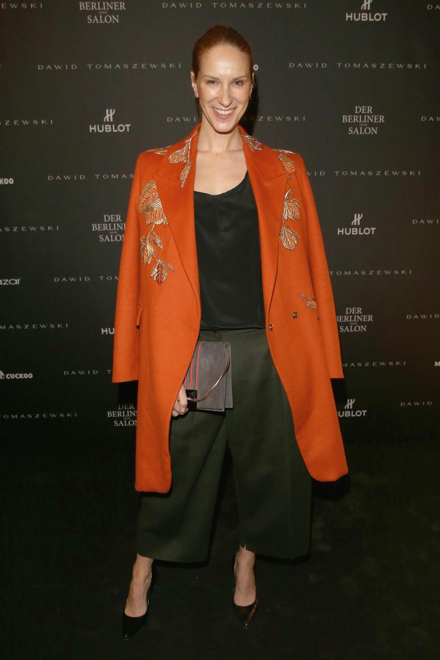Oh, so gut! Chiara Schoras in einer waldgrünen Culottes mit orangefarbenem Longblazer mit Stickereien.