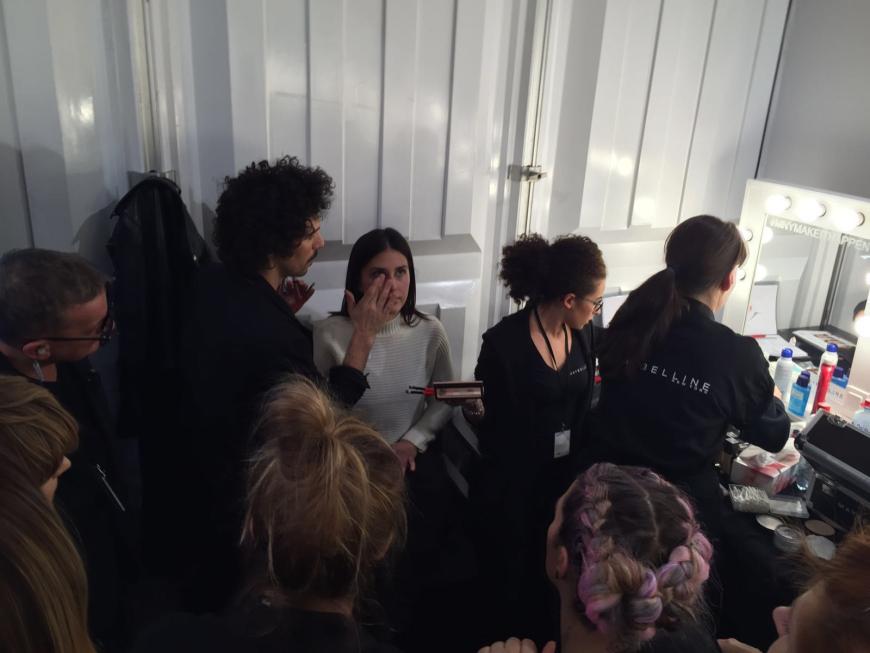 Verantwortlich für die Looks ist Hair- und Make-up-Artist Boris Entrup, der in der Maske auch selbst noch Hand anlegt.