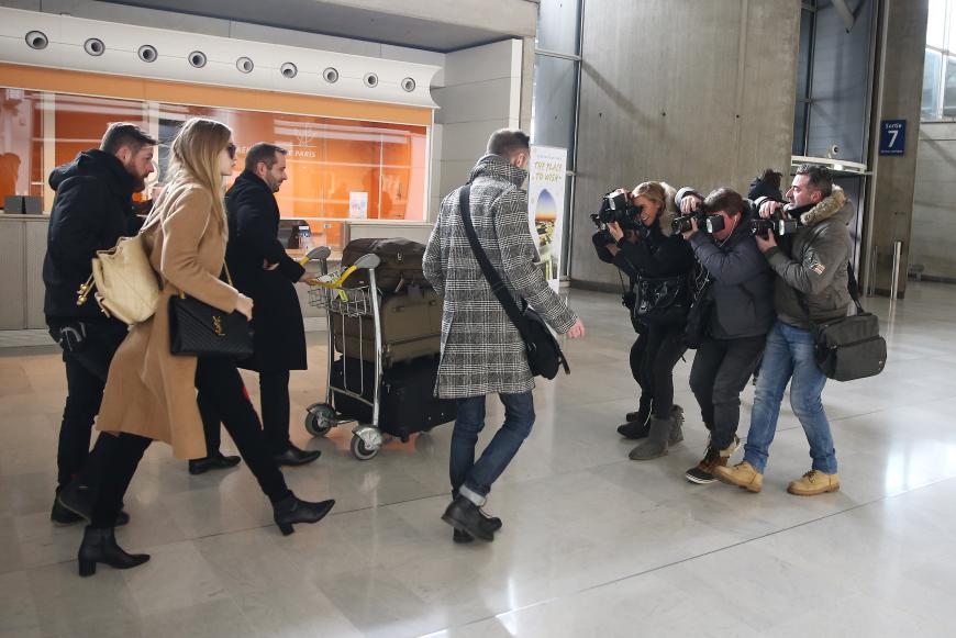 Gigi Hadid am Flughafen von Paris.