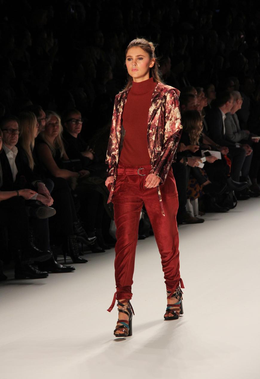 Auch bei Riani durfte sie schon über den Runway laufen.