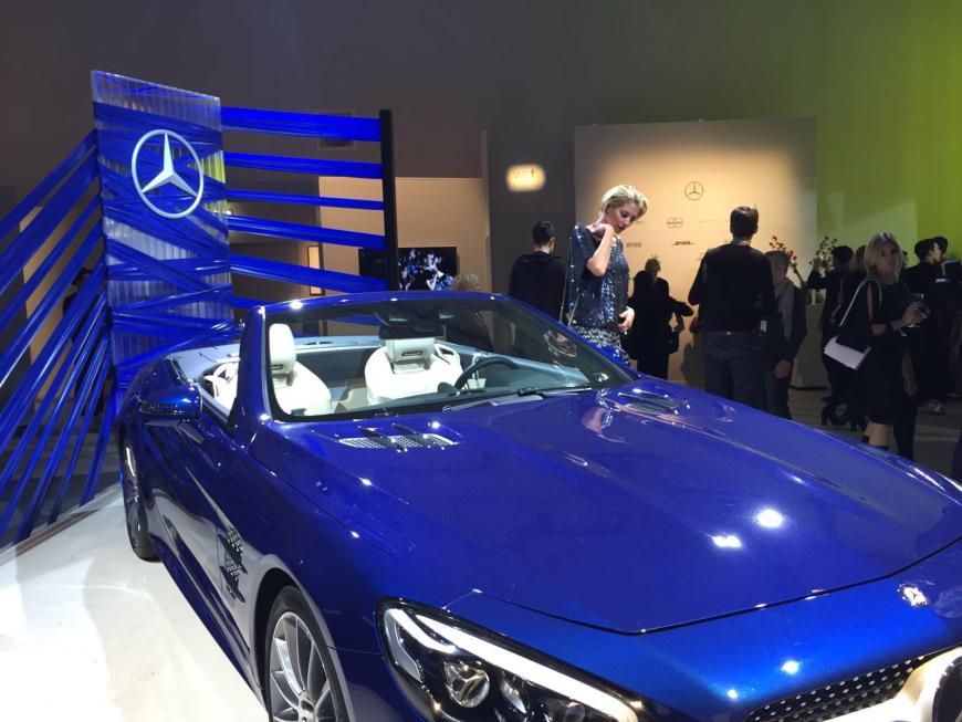Offizieller Sponsor der Fashion Week Berlin ist wieder Mercedes-Benz. Neben dem Traum-Cabrio steht übrigens Giulia Siegel.