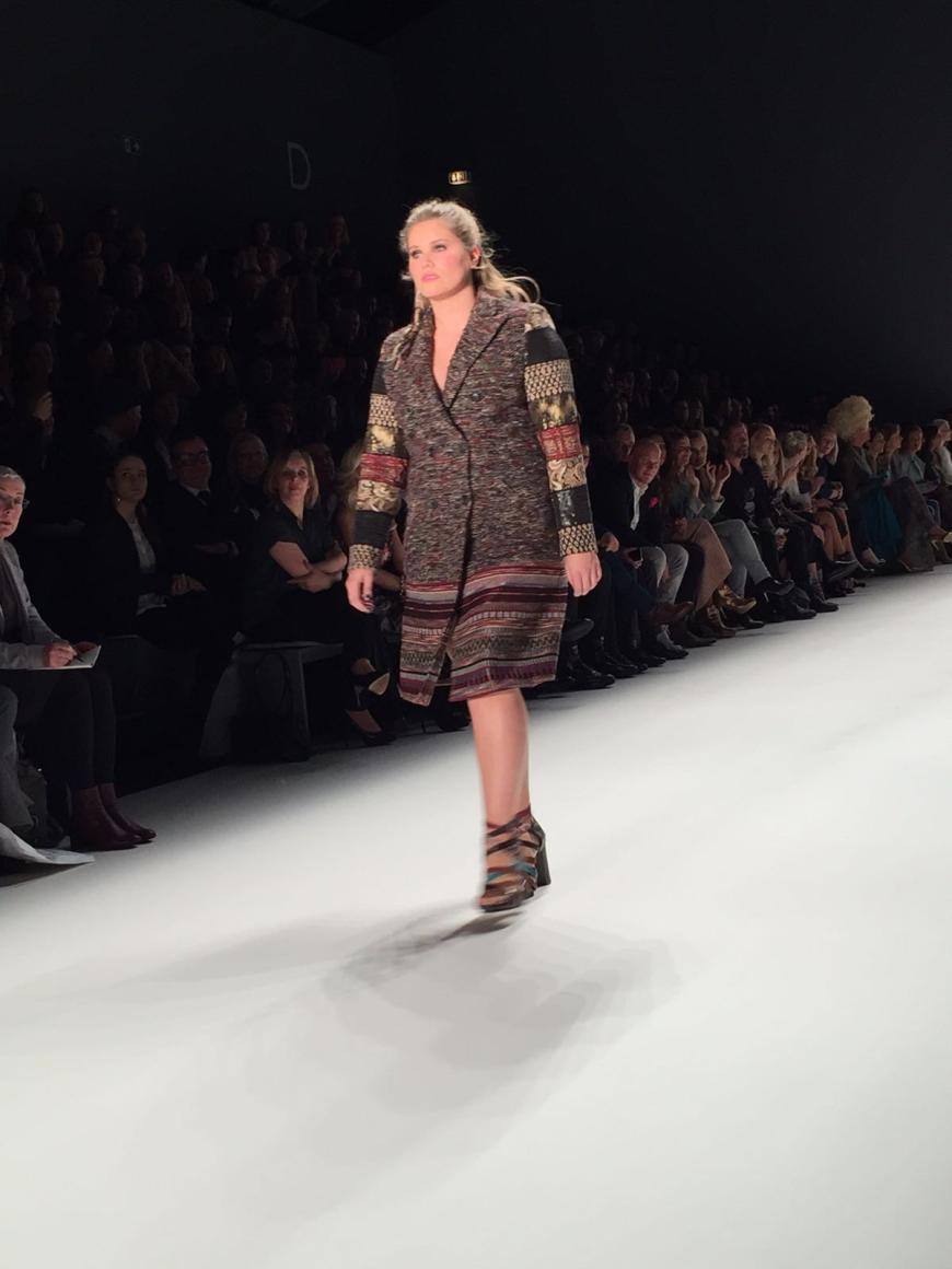 Star-Auflauf auch auf dem Catwalk bei Riani: Plus Size-Model Mona ist die Tochter von Chefin Martina Cruse.