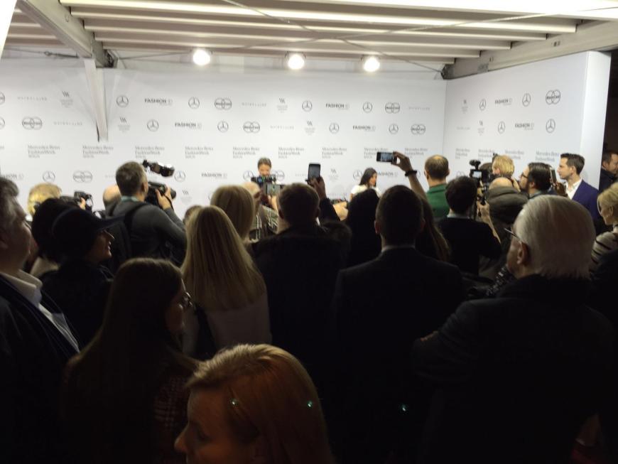 Promi-Alarm auf dem roten Teppich vor der Marc Cain-Show: Während man noch auf Star-Gast Irina Shayk wartet, posiert Jessica Schwarz schon.