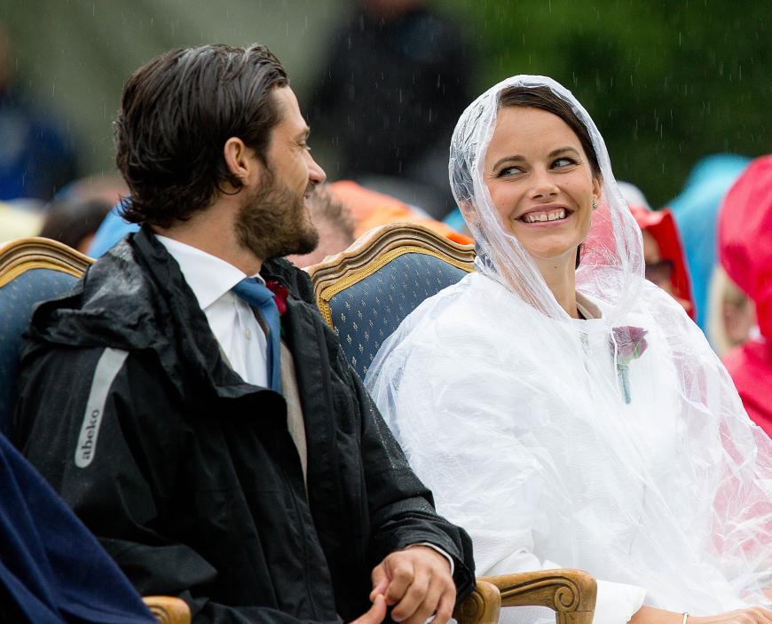 Süßes Paar: Selbst bei Regen haben Sophia und Prinz Carl Philip noch was zu lachen.