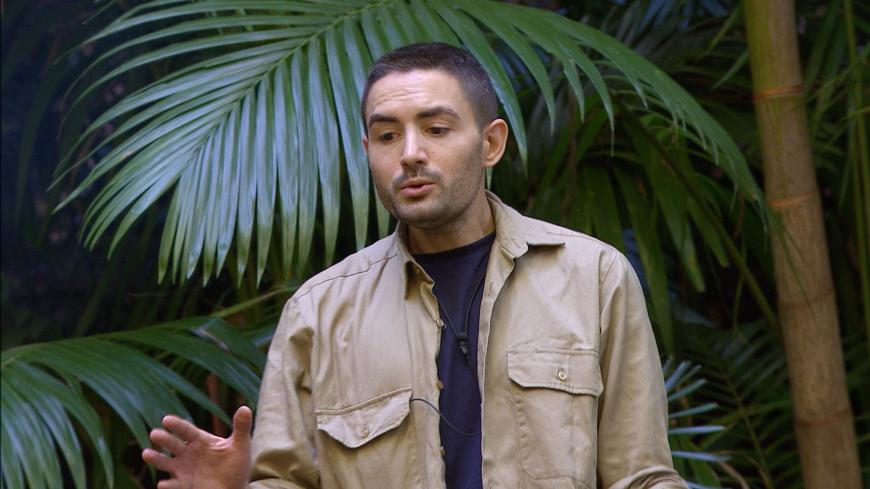 Später macht Menderes im Dschungel auf „King of Pop“ und singt „You Are Not Alone“.