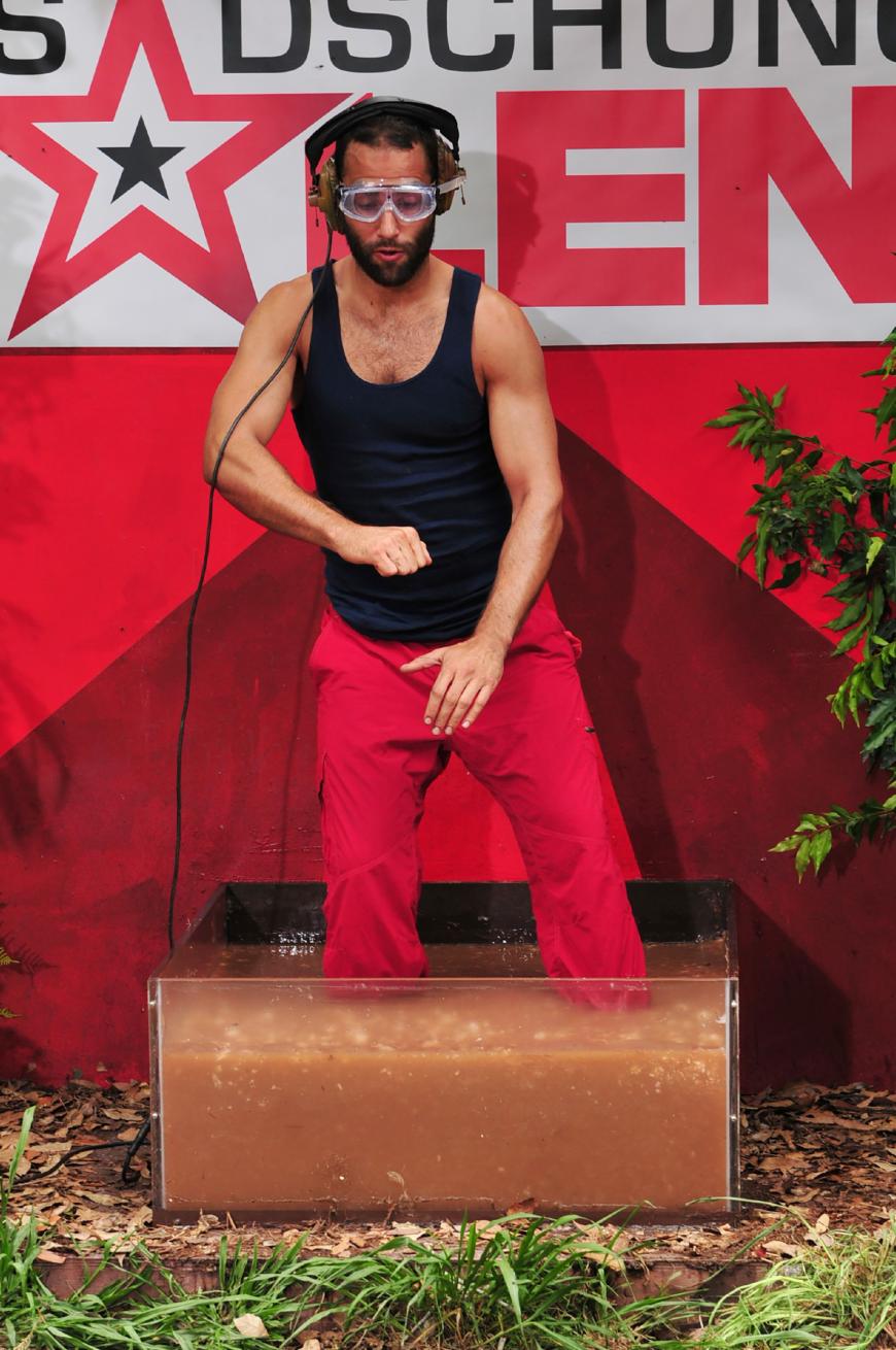 David bekommt Kopfhörer aufgesetzt, die Musik wird eingespielt. Nur David hört den Song, beginnt zu hüpfen und mit den Armen zu wirbeln.