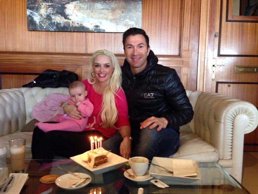 Happy Birthday to you, happy birthday to you ... Auch fünf Monate wollen gefeiert werden! Dani und Lucas zelebrieren das mit einer kleinen Torte für Baby Sophia.
