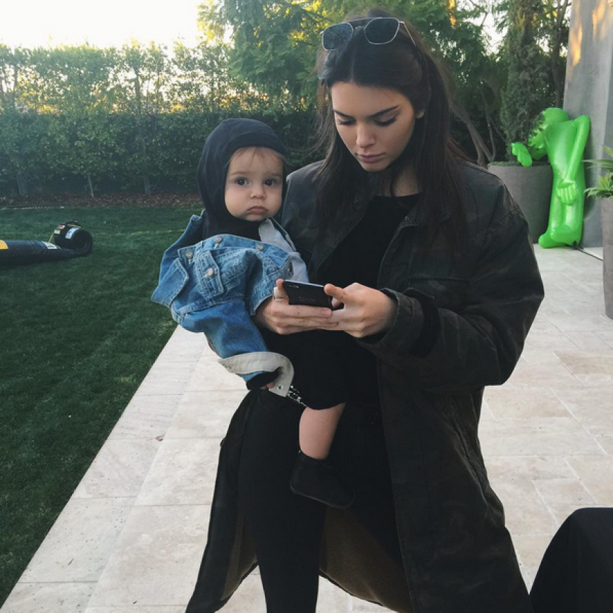 Kendall Jenner erklärt Kim, dass sie schwanger sei.