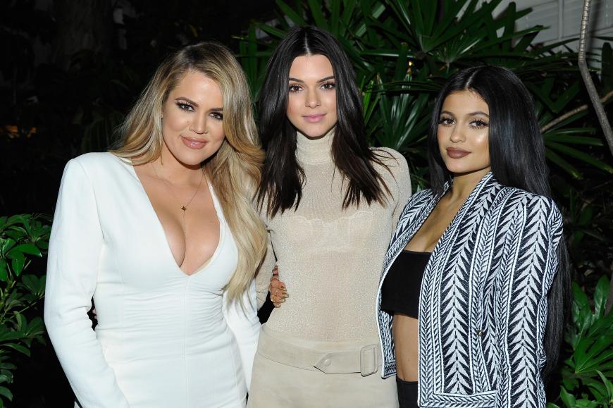 Khloé Kardashian und Kendall Jenner erlauben sich einen Streich mit KIm Kardashian.