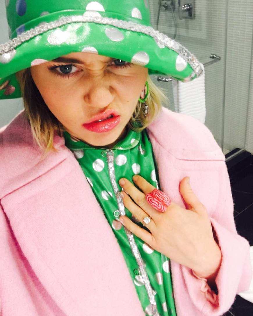 Miley Cyrus trägt einen verdächtigen Ring am Finger.