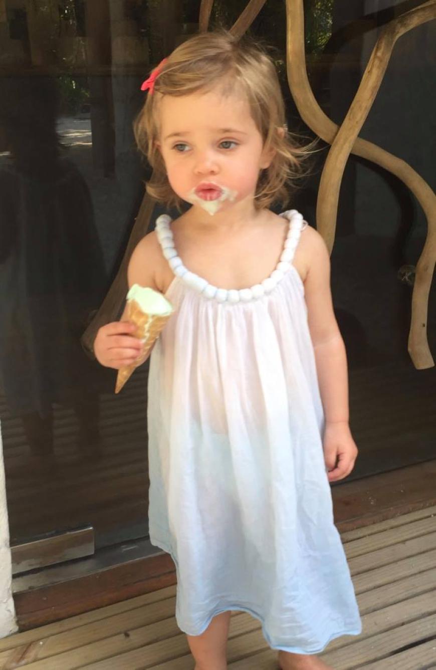 Awww! Wie Cousine Estelle trägt auch Leonore ein Schleifchen im Haar.