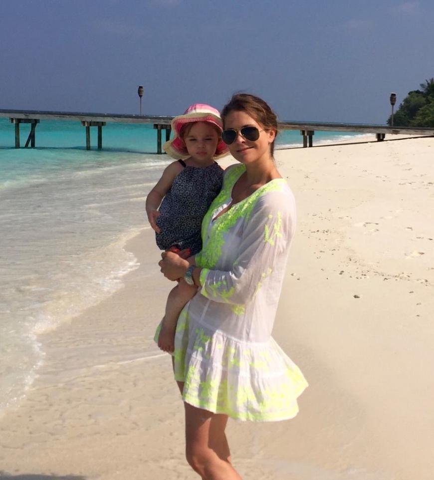 Weißer Sand, türkisfarbenes Wasser: Prinzessin Madeleine mit Tochter Leonore am Strand