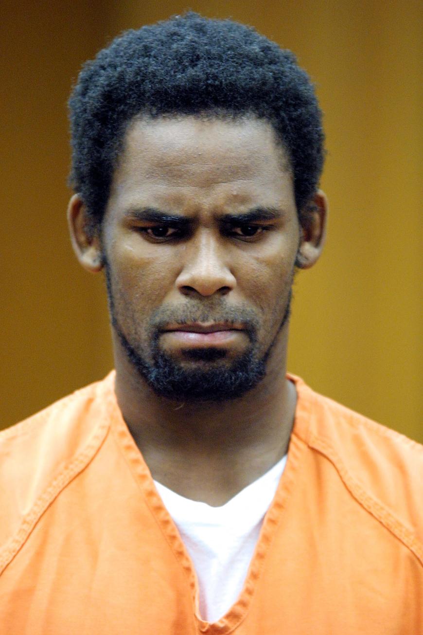 2002 dann der Tiefpunkt: R. Kelly muss sich vor Gericht verantworten.
