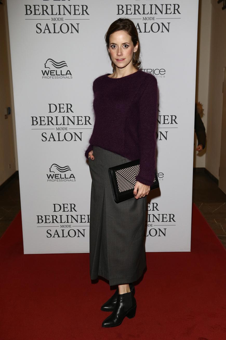 So lässig, so stylisch: Schauspielerin Anja Knauer beweist mit ihrem unaufgeregten, coolen Look, dass weniger doch eben mehr ist. We like!
