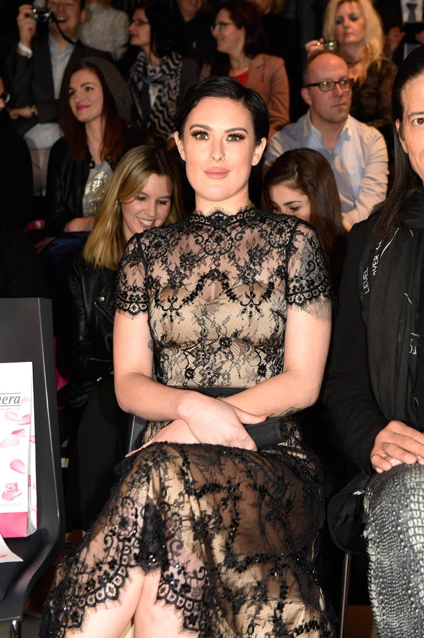 VIP-Alarm bei der Fashion Week Berlin: Demis und Bruce' Tochter Rumer Willis stach bei der Lavera Show in einem zauberhaften Spitzenkleid aus der Front Row hervor.