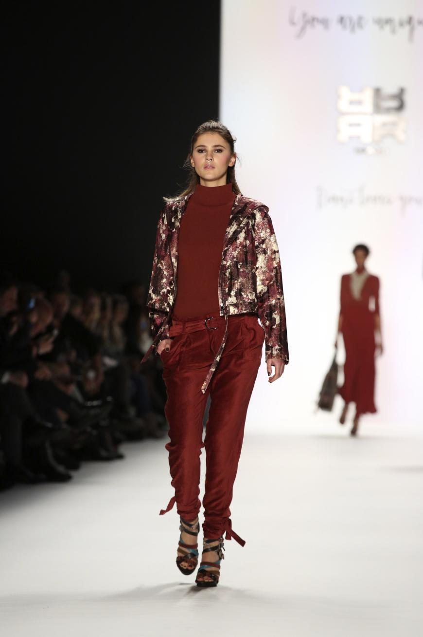 Stefanie Giesinger auf dem Catwalk von Riani.