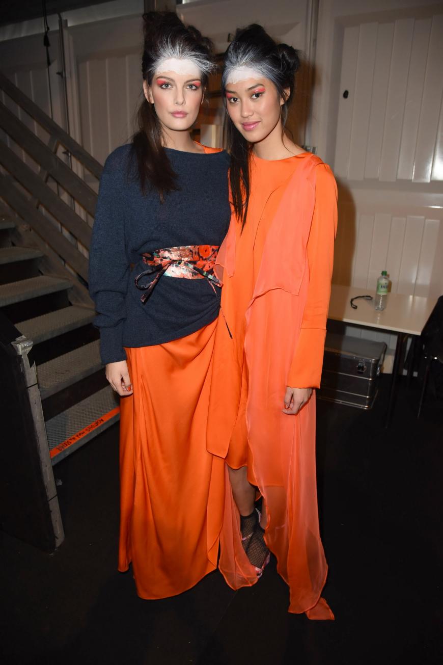 Vanessa Fuchs und Anuthida Ploypetch Backstage bei der Show der deutschen Designerin Anja Gockel.