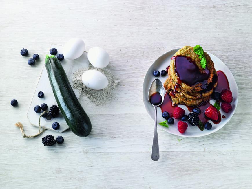 Zucchini-Pancakes mit Dattelsirup und Beeren