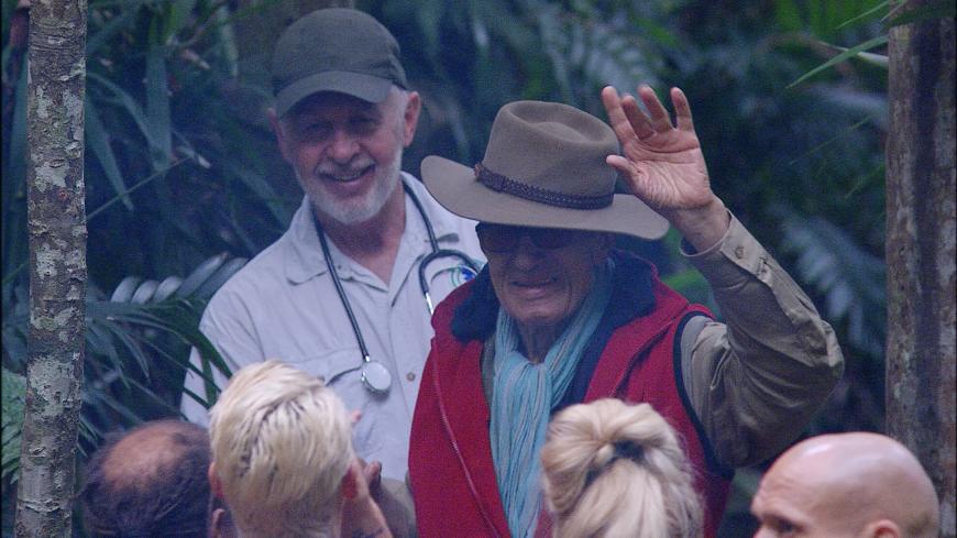 Dr. Bob (l.) bringt Rolf Zacher aus medizinischen Gründen aus dem Camp. Rolf verabschiedet sich von seinen Mitcampern.